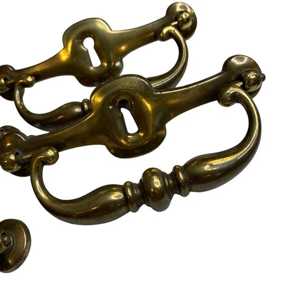 1970s Set of 4 Drawer Pulls 4.25" with 5" Plate Keeler Brass - Picture 4 of 12